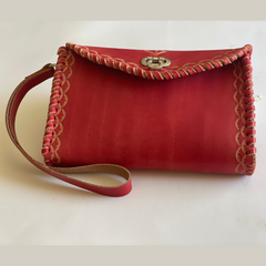 Red Ituni wristlet made with 4 oz Argentinian leather with zip closure, a single strap with buckle and a beautiful flap. Made by Gy Crafts.